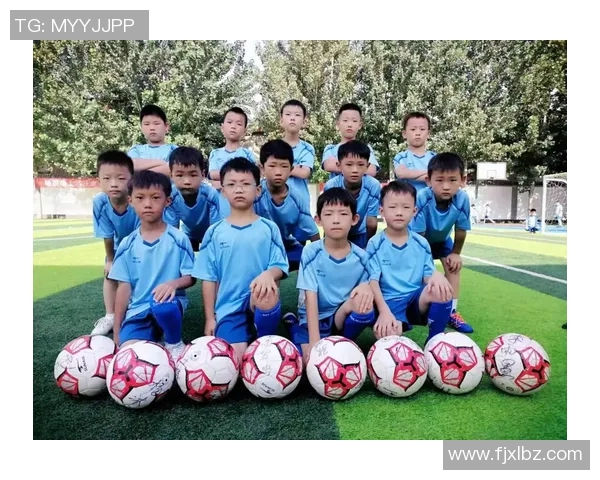 足球明星的两个孩子在绿茵场上展现天赋与梦想的成长故事