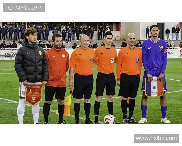 外国足球明星抵达中国机场引发粉丝热潮现场气氛火爆令人期待新赛季表现